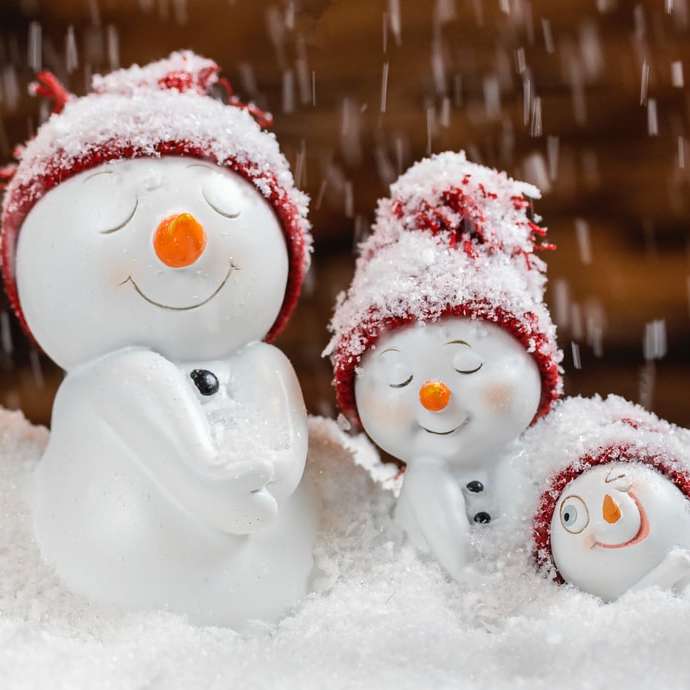 om de zăpadă cu pălărie roșie și albă alunecare puzzle online