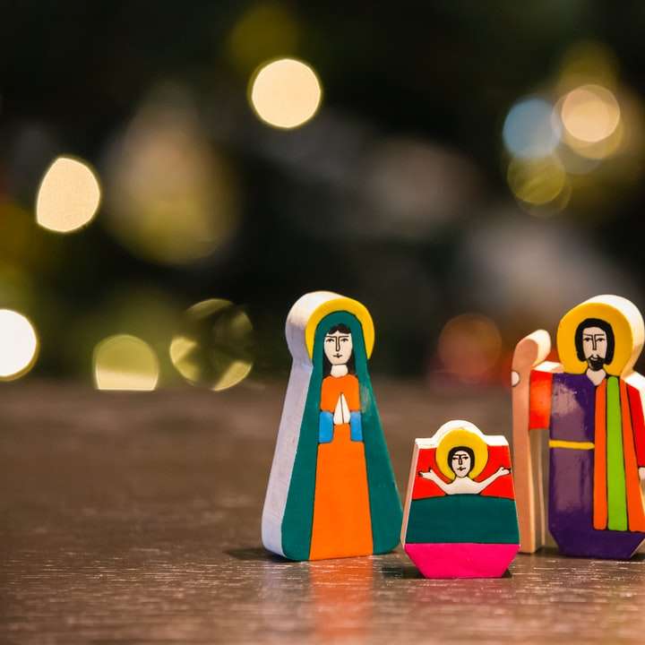 Фигурка Рождества Христова на столе онлайн-пазл
