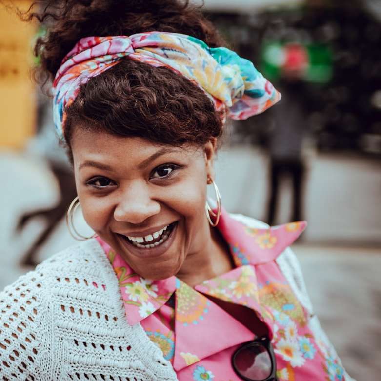 žena nosí čelenku a bílý pletený top posuvné puzzle online