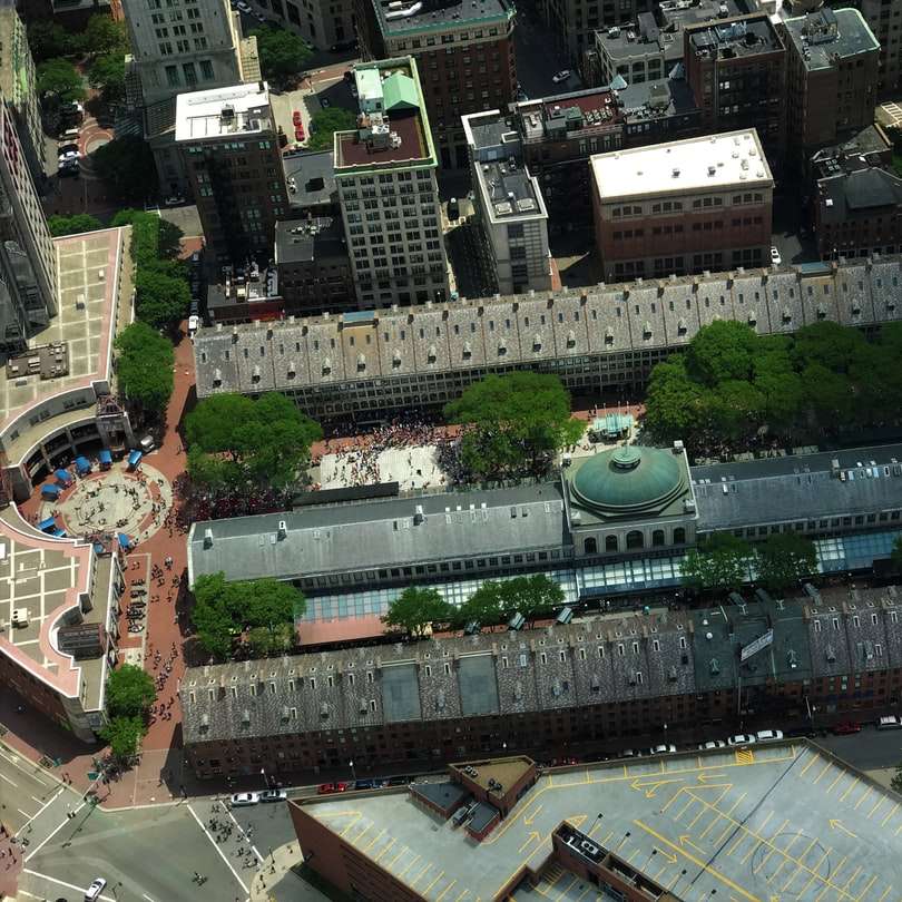 légi felvétel szürke és barna épületről csúszó puzzle online