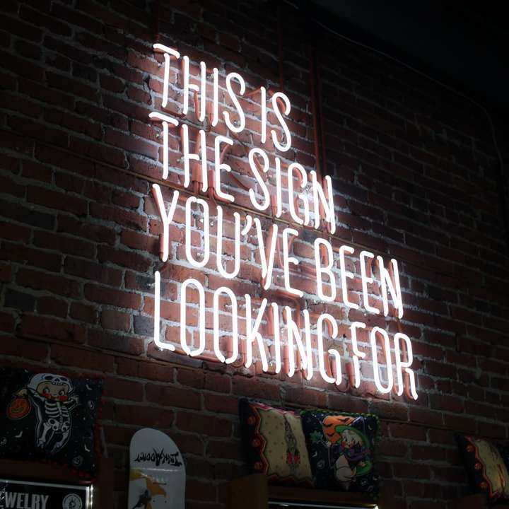 Acesta este semnul pe care l-ați căutat pentru semnalizare cu neon alunecare puzzle online