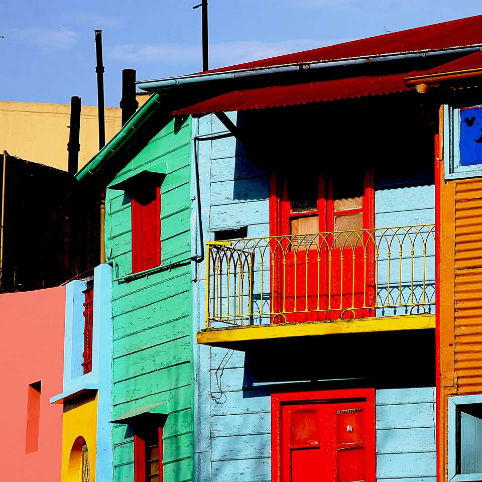Több színű épület online puzzle