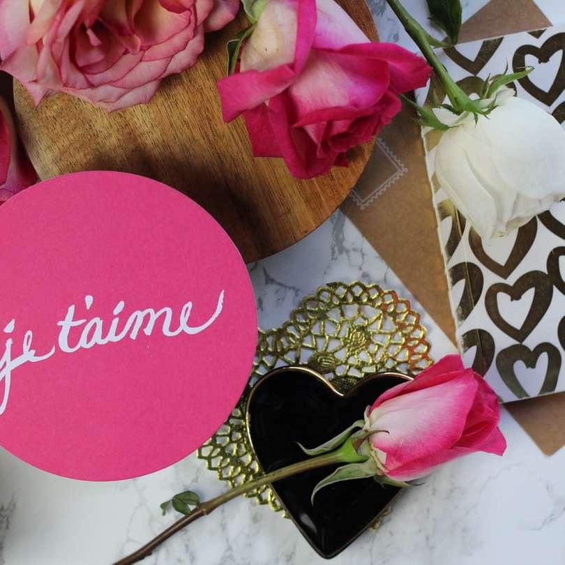 buon compleanno tondo decorazioni floreali rosa e bianche puzzle online