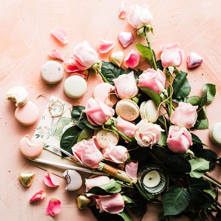 fotografia plana de macaroons e flores de rosas cor de rosa puzzle online