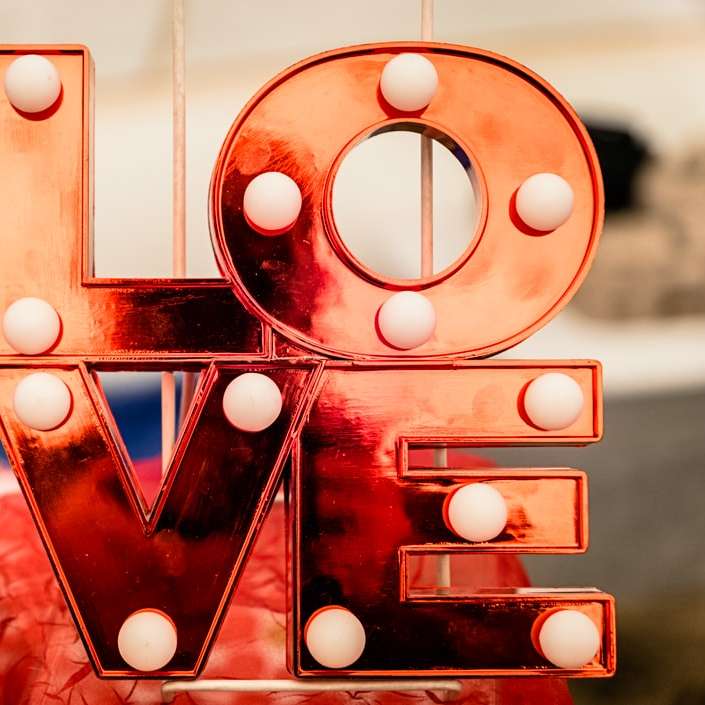 barna és fehér szerelem világító jelzések csúszó puzzle online