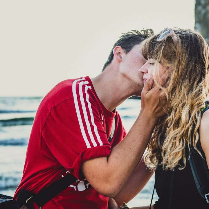 мужчина целует женщину в черном топе онлайн-пазл