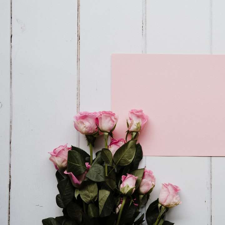 buchet de trandafiri roz pe peretele de lemn alb puzzle online