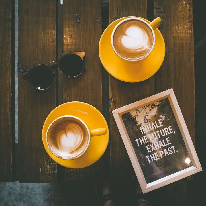 δύο καφέ latte σε κίτρινο φλιτζάνι με πιατάκι συρόμενο παζλ online