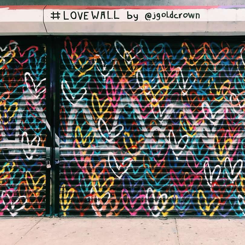 foto dell'otturatore della porta nera piena di murales a forma di cuore puzzle scorrevole online