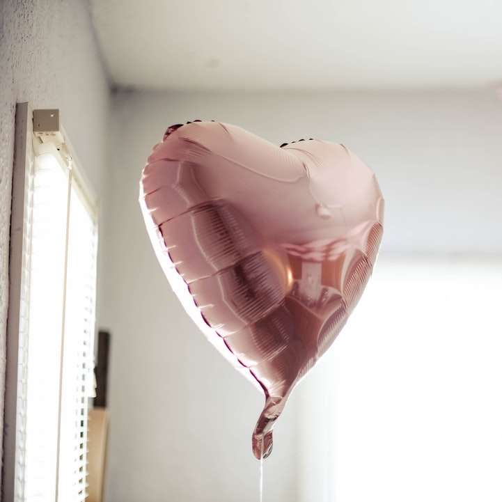 ροζ μπαλόνι σε σχήμα καρδιάς κοντά στις περσίδες παραθύρων online παζλ