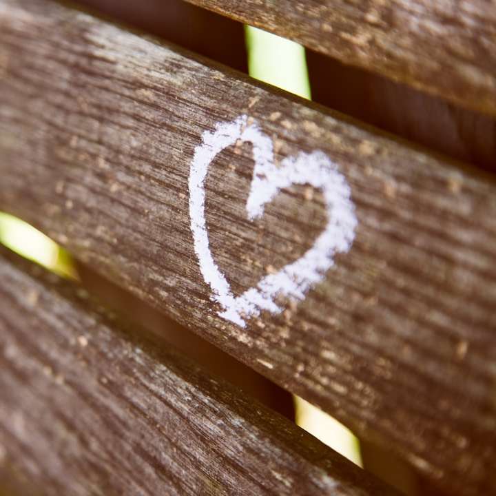 barna fa panel fehér szívvel csúszó puzzle online