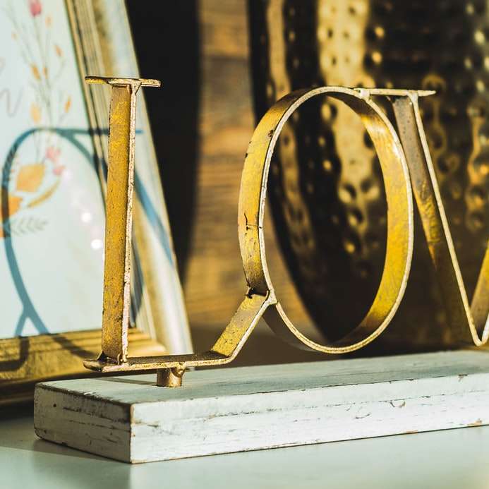 goud liefde vrijstaande letters tafel decor bovenop online puzzel