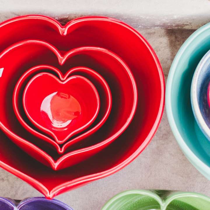 Красные керамические миски в форме сердца онлайн-пазл