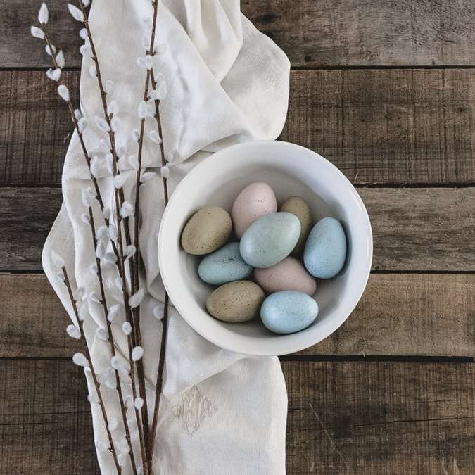 modré a zelené vejce na bílé keramické misce online puzzle