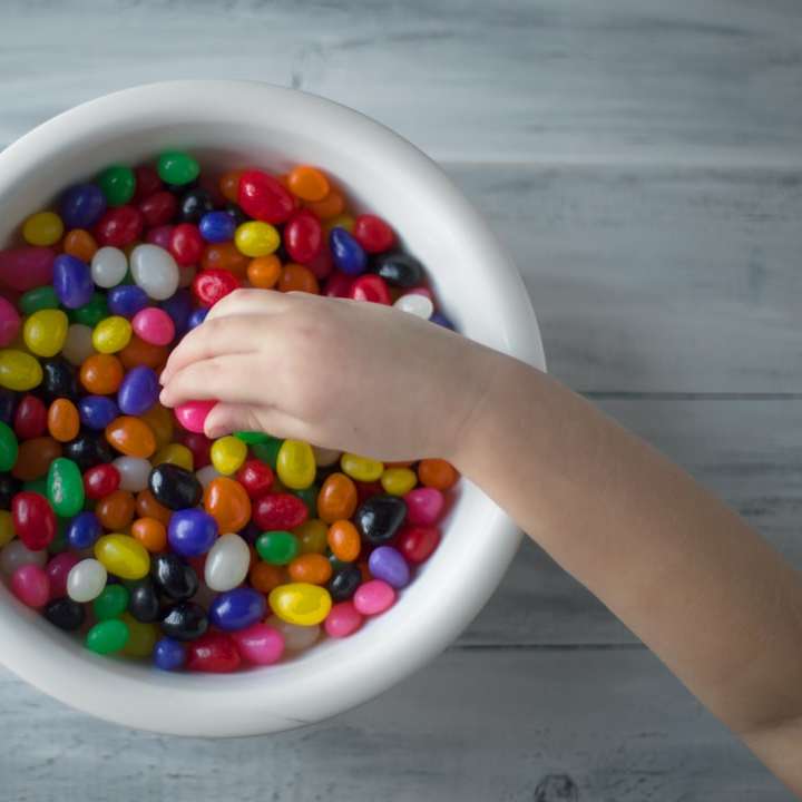 vícebarevné bonbóny na bílé keramické misce posuvné puzzle online