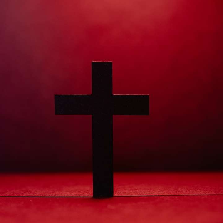 μαύρος σταυρός σε κόκκινο ύφασμα συρόμενο παζλ online
