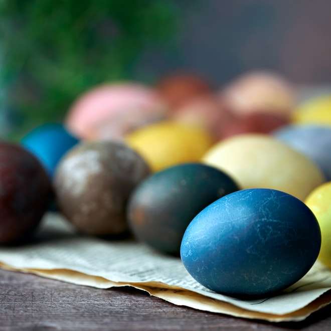 modré žluté a červené vejce na hnědém dřevěném podnosu posuvné puzzle online