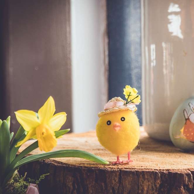 Λούτρινο παιχνίδι κίτρινου πουλιού σε καφέ ξύλο συρόμενο παζλ online