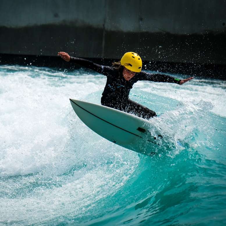 man in geel zwemvest op witte surfplank schuifpuzzel online