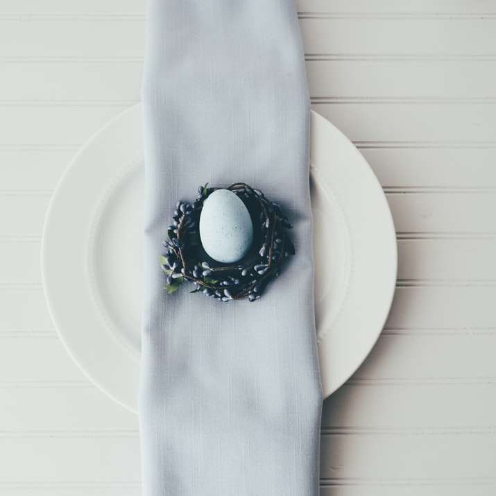 бяло яйце върху черна чиния плъзгащ се пъзел онлайн