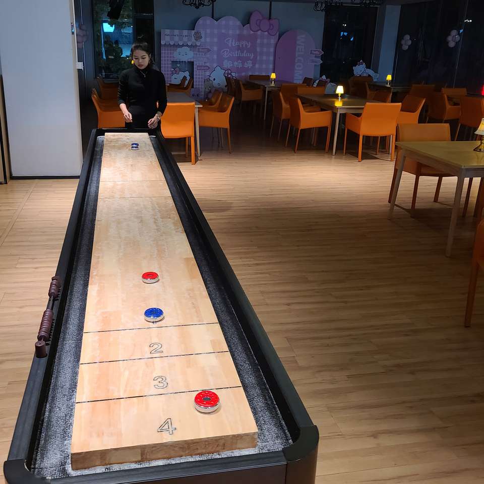 Shuffleboard csúszó puzzle online