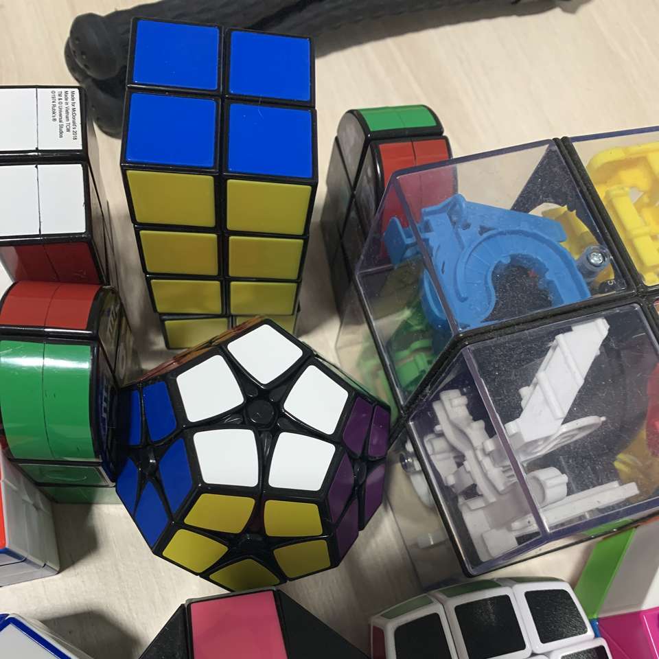 Una colección de cubos de Rubik rompecabezas en línea
