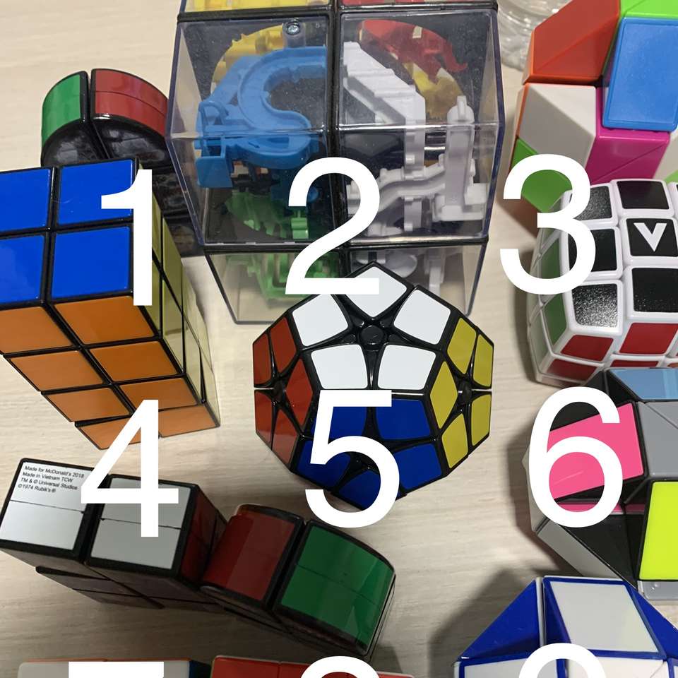 En samling av Rubiks kuber (med siffror) Pussel online