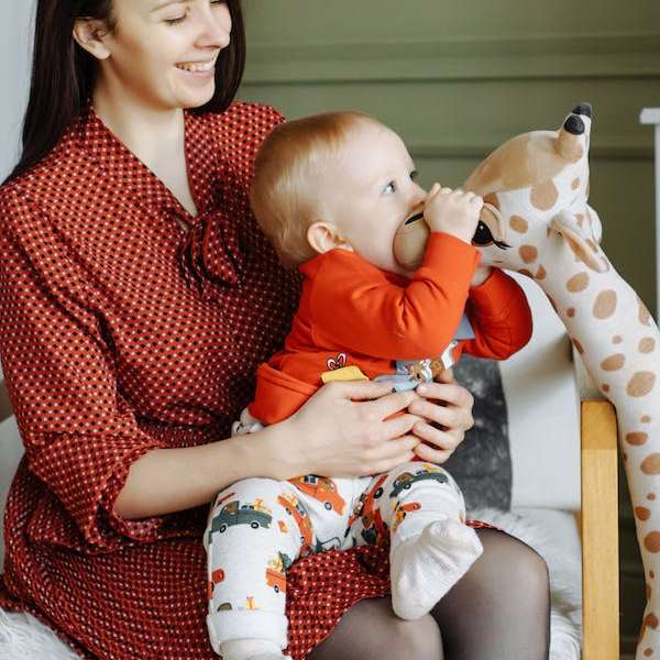 Ensamförälderfamilj bestående av en mamma och 1 barn glidande pussel online