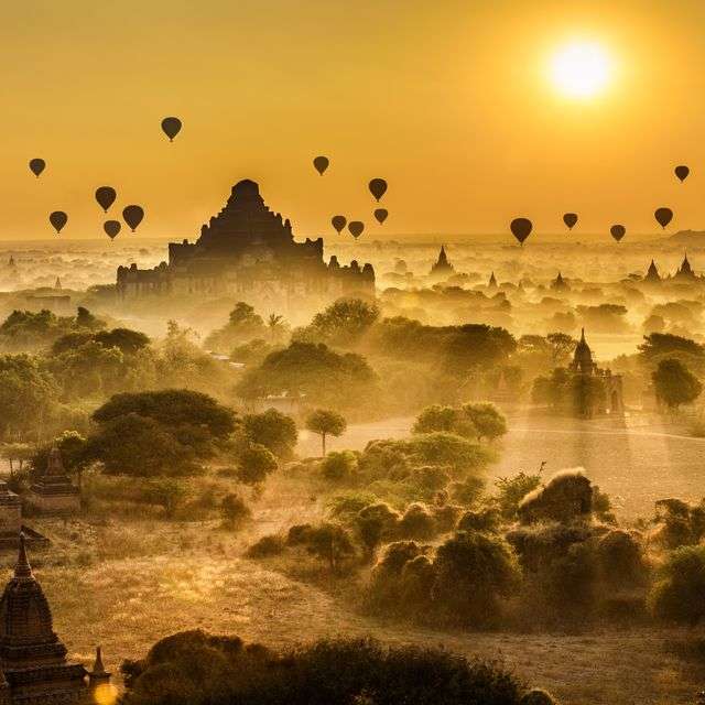 The city with many Hot Air Balloons online puzzle