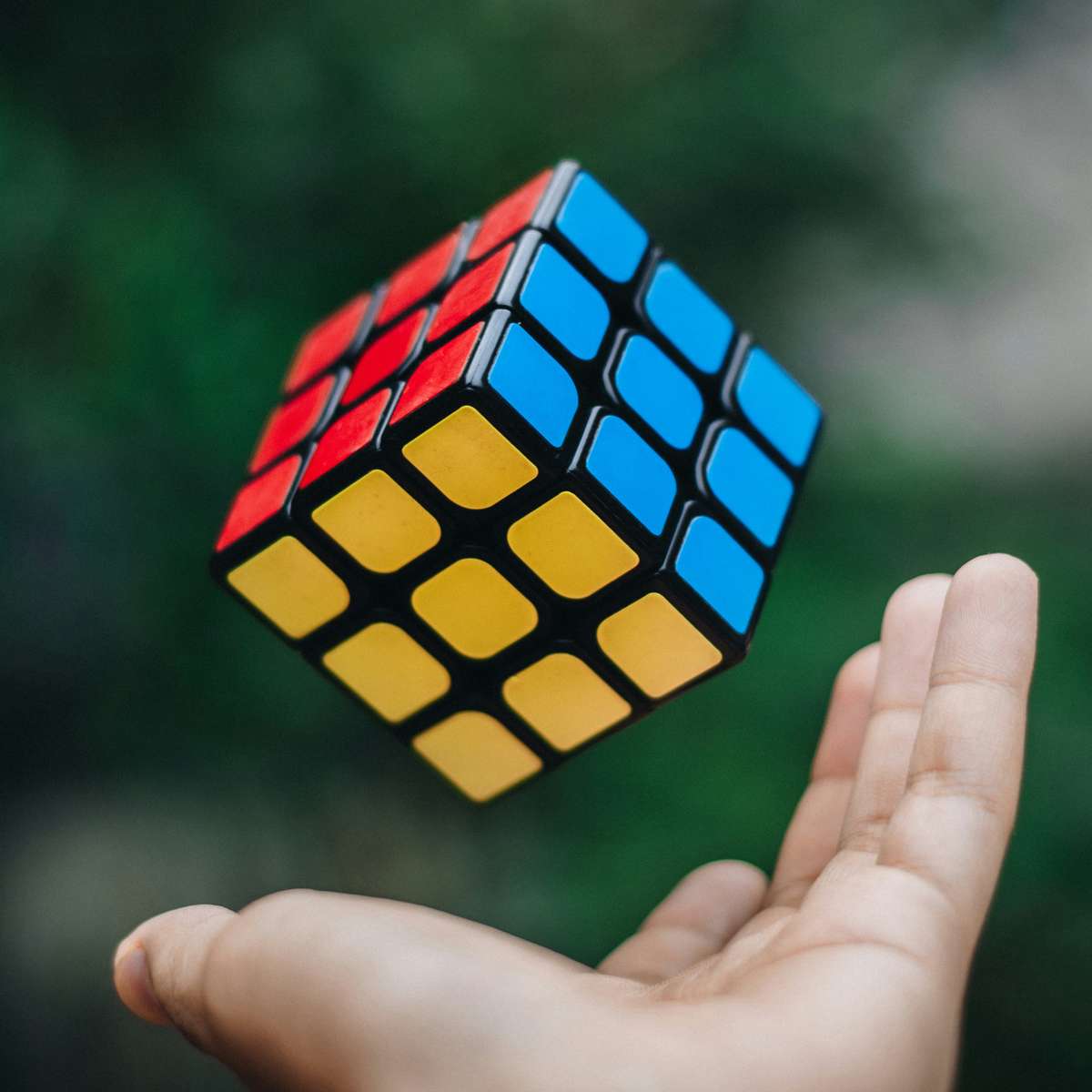 resolveu o cubo de Rubik e a mão humana puzzle deslizante online