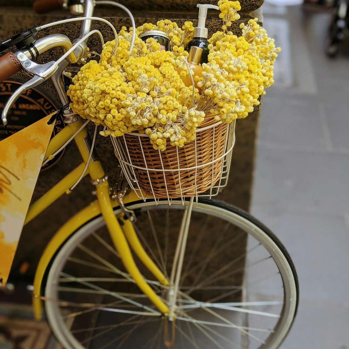 Gul cykel och blommor Pussel online