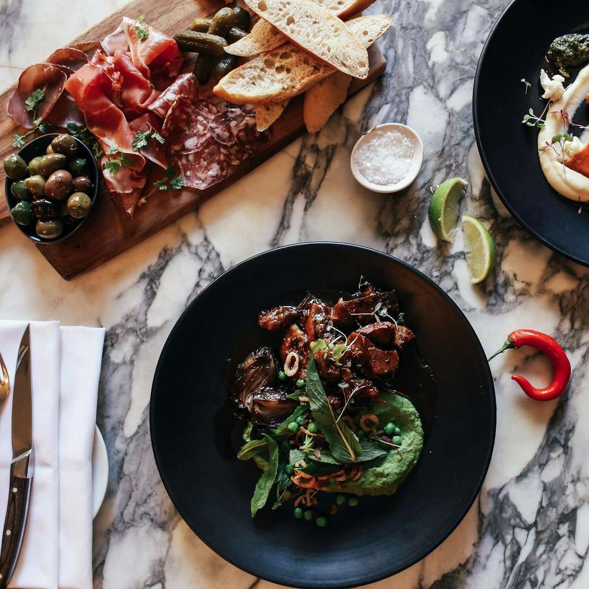 Мясні вироби та салат онлайн пазл