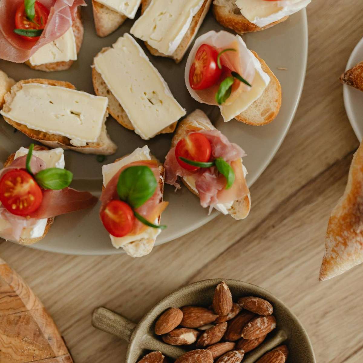 Тарелка с мясными закусками онлайн-пазл